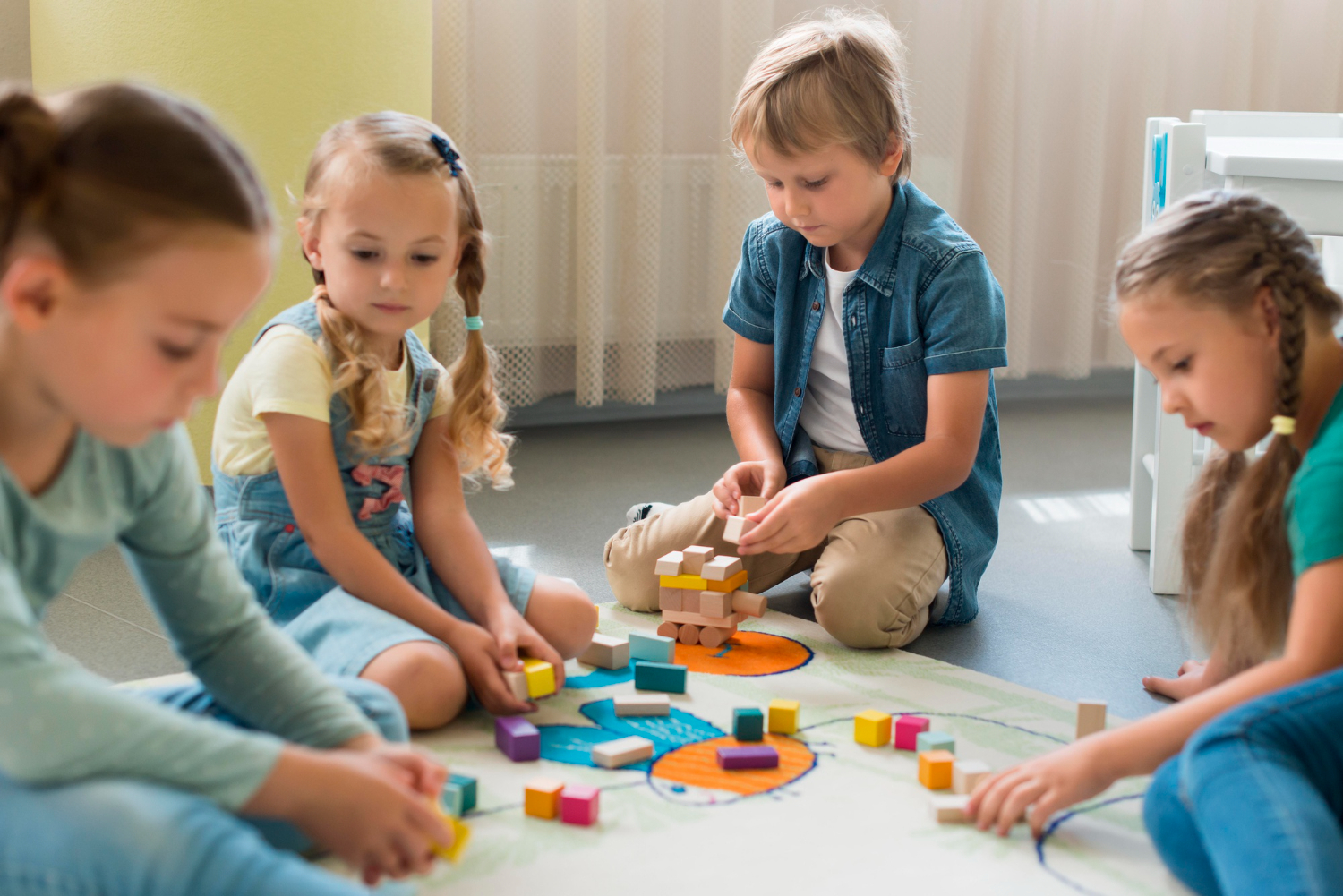 Dzieci bawiące się zestawem edukacyjnym